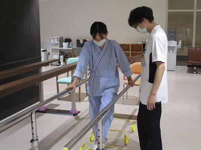 平行棒内での歩行練習の様子