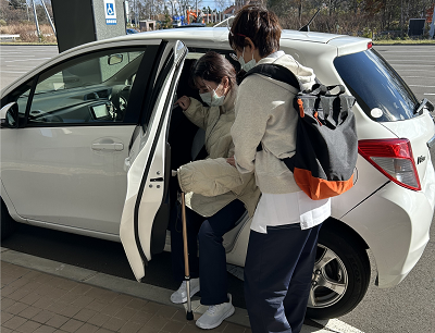 ご家族の車に乗りご自宅へ訪問する様子