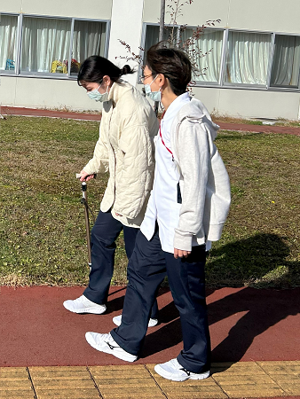 屋外での歩行練習の様子